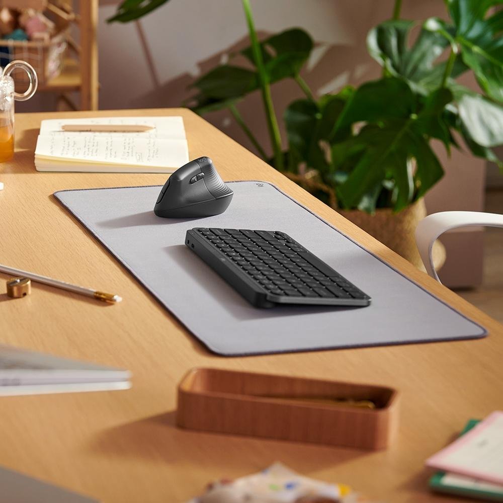 Mouse Sem Fio Logitech Lift, 4000 DPI, 6 Botões, Bluetooth, Ergonômico, USB, Grafite - 910-006466